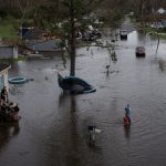Un hombre caminando hacia su casa luego de compartir combustible con sus vecinos para su generador, luego del paso del huracán Ida en Cut Off, Luisiana, Estados Unidos.  REUTERS/Adrees Latif/Archivo