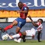 :Edwar López del Independiente Medellín  disputa el balón con el Independiente Santa Fe durante partido por la fecha 8 entre el Independiente Medellín y el Independiente Santa Fe  como parte de la Liga BetPlay DIMAYOR II 2021 jugado en el estadio Atanasio Girardot  de la ciudad de Medellín. Foto: VizzorImage / Luis Benavides / Contribuidor