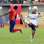 Daniel Quiñones de Deportivo Pasto y Franco Torres de Deportivo Cali disputan el balón durante partido entre Deportivo Pasto y Deportivo Cali de la fecha 8 por la Liga BetPlay DIMAYOR II 2021 jugado en el estadio Departamental Libertad de la ciudad de Pasto. Foto: VizzorImage / Leonardo Castro / Cont.