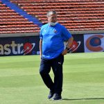 Hernán Dario Gómez director  técnico del Independiente Medellín gesticula durante partido por la fecha 8 entre Independiente Medellín y el Independiente Medellín  como parte de la Liga BetPlay DIMAYOR II 2021 jugado en el estadio Atanasio Girardot de la ciudad de Medellín .Foto: VizzorImage / Luis Benavides / Contribuidor