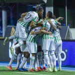 Jugadores del Nacional celebran después de anotar gol durante partido entre Alianza Petrolera y Atletico Nacional por la fecha 8 como parte de la Liga BetPlay DIMAYOR II 2021 jugado en el estadio Daniel Villa Zapata de la ciudad de Barrancabermeja. Foto: VizzorImage / Emmanuel Pérez Ortegón / Cont
