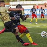Mateo Puerta de Águilas disputa el balón con Ever Valencia de Pereira durante partido por la fecha 8 entre Águilas Doradas Rionegro y Deportivo Pereira como parte de la Liga BetPlay DIMAYOR II 2021 jugado en el estadio Alberto Grisales de la ciudad de Rionegro. Foto: VizzorImage / Juan A Cardona / Cont