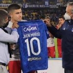Millonarios le entregó una camiseta al hijo de Jhon Mario, Mateo Ramírez. Twitter: @MillosFCoficial