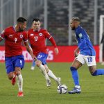 EL brasileño Neymar en una jugada frente a Mauricio Isla. Pool via REUTERS/Claudio Reyes