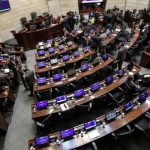 Legisladores colombianos debaten un proyecto de reforma fiscal en el la sede del Congreso en Bogotá