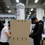 Personas votan durante las elecciones para alcaldes y gobernadores en Bogotá, REUTERS/Luisa González