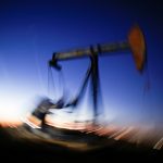 Gran exposición que muestra el movimiento de una bomba petrolera en una explotación del Condado de Loving, Texas, EEUU. REUTERS/Angus Mordant