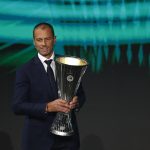 El presidente de la UEFA, Aleksander Ceferin sostiene el trofeo de la Europa Conference League antes del sorteo de la competencia, en el Halic Congress Center, Estanbul, Turquía - Agosto 27, 2021 REUTERS/Murad Sezer