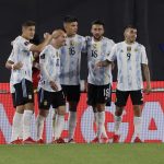 Jugadores de Argentina felicitan a Lionel Messi tras marcar su tercer gol en el triunfo sobre Bolivia por las eliminatorias sudamericanas. Estadio El Monumental, Buenos Aires, Argentina. 9 de septiembre de 2021.
REUTERS/Juan Ignacio Roncoroni