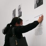 María Helena Meneces, madre de Cristhian Hurtado Meneces, quien murió en las protestas contra la brutalidad policial en 2020, crea frente a la fotografía de su hijo en la instalación artística "Vidas Robadas" en Bogotá, Colombia, el 2 de junio de 2021. REUTERS/Luisa Gonzalez