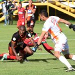 Juan López de Patriotas Boyacá disputa el balón con Santiago Londoño  del Envigado durante partido por la fecha 9 entre Patriotas Boyacá y Envigado  como parte de la Liga BetPlay DIMAYOR II 2021 jugado en el estadio La Independencia de la ciudad de Tunja. Foto: VizzorImage / Macgiver Baron / Contribuidor