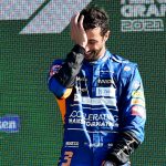 El piloto australiano Daniel Ricciardo sonríe en el podio tras ganar el Gran Premio de Italia de la Fórmula Uno, en Monza. Sep 12, 2021. REUTERS/Massimo Pinca