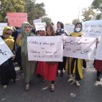 Mujeres con pancartas participan de una manifestación en Mazar-e-Sharif, Afganistán. Septiembre 6, 2021.  Cortesía de Shamshad News/vía REUTERS.