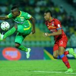 Jairo Castillo de Deportes Quindío y Jeisson Quiñones de Deportivo Pasto disputan el balón durante partido de la fecha 9 entre Deportes Quindío y Deportivo Pasto por la Liga BetPlay DIMAYOR II 2021, en el estadio Centenario en la ciudad de Armenia. Foto: VizzorImage / Ricardo Vejarano / Cont.