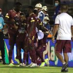Jugadores del Tolima celebran después de anotar el primer gol durante partido entre Atlético Huila y Deportes Tolima por la fecha 9 como parte de la Liga BetPlay DIMAYOR II 2021 jugado en el estadio Guillermo Plazas Alcid de la ciudad de Neiva. Fotos: VizzorImage / Sergio Reyes / Cont