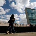 Turistas pasan frente a la Sede de las Naciones Unidas en Nueva York. REUTERS/Mike Segar