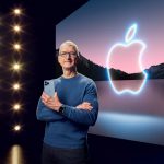 El CEO de Apple, Tim Cook, sostiene el iPhone 13 Pro Max y el Apple Watch Series 7 durante un evento especial en el Apple Park en Cupertino, California, transmitido el 14 de septiembre de 2021. Apple Inc/Handout via REUTERS. ATENCIÓN EDITORES - ESTA IMAGEN HA SIDO ENTREGADA POR UN TERCERO. NO DISPONIBLE PARA REVENTA NI ARCHIVO