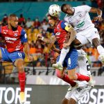 Adrian Arregui del Medellín disputa el balón con Edwin Laszo del Once durante partido por la fecha 10 entre Deportivo Independiente Medellín y Once Caldas como parte de la Liga BetPlay DIMAYOR II 2021 jugado en el estadio Atanasio Girardot de la ciudad de Medellín. Foto: VizzorImage / Donaldo Zuluaga / Cont