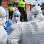 Personal médico analiza trabajo contra el Covid-19 foto anadolu