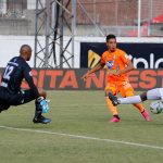 Daniel Londoño del Envigado disputa el balón con Yeison Carabali del Deportes Quindío durante partido por la fecha 10 entre Envigado y el Deportes Quindío como parte de la Liga BetPlay DIMAYOR II 2021 jugado en el estadio  Polideportivo Sur de la  de Envigado. Foto: VizzorImage / Donaldo Zuluaga / Contribuidor