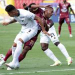 Yohandry Orozco de Deportes Tolima y Jorge Marsiglia, Kevin Velasco de Deportivo Cali disputan el balon durante partido entre Deportes Tolima y Deportivo Cali de la fecha 10 por la Liga BetPlay DIMAYOR II 2021 jugado en el estadio Manuel Murillo Toro de la ciudad de Ibagué. Foto: VizzorImage / Juan Torres / Cont.