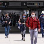 Personas con tapabocas en Transmilenio