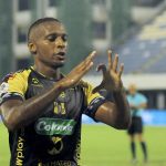 Bayron Garcés de Alianza celebra después de anotar el primer gol de su equipo partido entre Alianza Petrolera y Patriotas Boyacá por la fecha 10 como parte de la Liga BetPlay DIMAYOR II 2021 jugado en el estadio Daniel Villa Zapata de la ciudad de Barrancabermeja. Foto: VizzorImage / Jose David Martinez / Cont