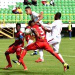 Martin Payares de Patriotas Boyacá F. C. y Anderson Plata de Deportes Tolima disputan el balón durante partido entre Patriotas Boyacá F. C. y Deportes Tolima de la fecha 11 por la Liga BetPlay DIMAYOR II 2021 en el estadio La Independencia en la ciudad de Tunja. Foto: VizzorImage / Macgiver Baron / Cont.