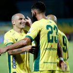 Alejandro Quintana de Atlético Bucaramanga celebra con sus compañeros de equipo su tercer anotado al América de Cali durante partido entre Atlético Bucaramanga y América de Cali de la fecha 11 por la Liga BetPlay DIMAYOR II 2021, jugado en el estadio Alfonso Lopez de la ciudad de Bucaramanga. Foto: VizzorImage / Jaime Moreno / Cont.