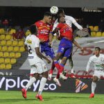 Hassan Vergara del Deportivo Pasto disputa el balón con Marcelino Carreazo del Once Caldas durante partido por la fecha 12 entre el  Deportivo Pasto y Once Caldas  como parte de la Liga BetPlay DIMAYOR II 2021 jugado en el estadio Departamental Libertad de la ciudad de Pasto. Foto: VizzorImage / Leonardo Castro / Contribuidor