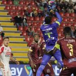 William Cuesta arquero del Tolima en acción durante partido entre Deportes Tolima e Independiente Santa Fe por la fecha 12 como parte de la Liga BetPlay DIMAYOR II 2021 jugado en el estadio Manuel Murillo Toro de la ciudad de Ibagué. Foto: VizzorImage / Juan Torres / Cont