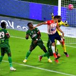 Larry Vásquez de Atlético Junior, anota gol a Carlos Mosquera de Patriotas Boyacá F. C. durante partido entre Atlético Junior y Patriotas Boyacá F. C. de la fecha 12 por la Liga BetPlay DIMAYOR II 2021 jugado en el estadio Metropolitano Roberto Meléndez de la ciudad de Barranquilla. Foto: VizzorImage / Jesus Rico / Cont.
