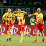 Alejandro Piedrahita de Deportivo Pereira celebra con sus compañeros de equipo después de anotar el tercer gol de su equipo, durante partido de la fecha 12 entre Deportivo Pereira y Atlético Nacional por la Liga BetPlay DIMAYOR II 2021, jugado en el estadio Hernán Ramírez Villegas de la ciudad de Pereira. Foto: VizzorImage / Pablo Bohorquez / Cont.