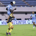 John Pérez del Alianza disputa el balón con Héctor Urrego de Jaguares durante partido por la fecha 12 de la Liga BetPlay DIMAYOR II 2021 entre Alianza Petrolera y Jaguares de Córdoba jugado en el estadio Daniel Villa Zapata de la ciudad de Barrancabermeja. 
 Foto VizzorImage / José Martínez / Cont