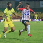 Alejandro Quintana del Bucaramanga disputa el balón con Walmer Pacheco del Junior durante partido entre Atlético Bucaramanga y Atlético Junior por la fecha 13 de la Liga BetPlay DIMAYOR II 2021 jugado en el estadio Alfonso López de la ciudad de Bucaramanga. Foto: VizzorImage / Jaime Moreno / Cont