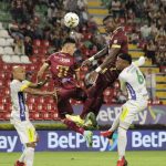 Gustavo Ramírez del Deportes Tolima  disputa el balón con Edisson Restrepo  del Atlético Huila durante partido por la fecha 14 entre Deportes Tolima   y Atlético Huila como parte de la Liga BetPlay DIMAYOR II 2021 jugado en el estadio Manuel Murillo Toro  de la ciudad de Ibagué . Foto: VizzorImage / Juan Torres / Contribuidor