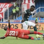 Luis Paz del América disputa el balón con Kevin Velasco del Cali durante partido por la fecha 14 como parte de la Liga BetPlay DIMAYOR II 2021 entre América de Cali y Deportivo Cali jugado en el estadio Pascual Guerrero de la ciudad de Cali. Foto: VizzorImage / Gabriel Aponte / Staff