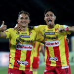 Brayan Castrillón de Deportivo Pereira celebra con Wilfrido de la Rosa después de anotar el gol de su equipo, durante partido de la fecha 14 entre Deportivo Pereira y Once Caldas por la Liga BetPlay DIMAYOR II 2021, jugado en el estadio Hernán Ramírez Villegas de la ciudad de Pereira. Foto: VizzorImage / Pablo Bohorquez / Cont.