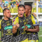 Pablo Bueno de Alianza celebra después de anotar el primer gol de su equipo durante partido entre Alianza Petrolera y Atlético Bucaramanga por la fecha 14 como parte de la Liga BetPlay DIMAYOR II 2021 jugado en el estadio Daniel Villa Zapata de la ciudad de Barrancabermeja. Foto: VizzorImage / José David Martínez / Cont