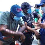 El Defensor del Pueblo, Carlos Camargo dialoga con varios emigrantes