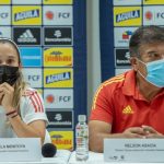 la capitana, Daniela Montoya de la Selección Colombia y el director técnico, Nelson Abadía