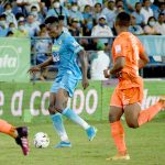 Héctor Urrego de Jaguares de Córdoba disputa el balón con Juan Manuel Zapata de Envigado durante partido por la fecha 15 entre Jaguares de Córdoba y Envigado como parte de la Liga BetPlay DIMAYOR II 2021 jugado en el estadio  Jaraguay -Municipal de Montería de la ciudad de Montería. Foto: VizzorImage / Felipe López / Contribuidor