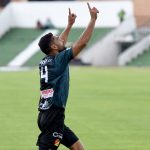 Danny Cano del Pereira celebra después el primer gol de su equipo durante partido por la fecha 15 de la Liga BetPlay DIMAYOR II 2021 entre Patriotas Boyacá F.C. y Deportivo Pereira jugado en el estadio La Independencia de la ciudad de Tunja. Foto: VizzorImage / Macgiver Baron / Cont