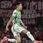 Emmanuel Olivera de Nacional celebra después de anotar el primer gol de su equipo durante partido entre América de Cali y Atlético Nacional por la fecha 15 como parte de la Liga BetPlay DIMAYOR II 2021 jugado en el estadio Pascual Guerrero de la ciudad de Cali. Foto: VizzorImage / Gabriel Aponte / Staff