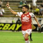 Matias Gaston Castro del Independiente Santa Fe  celebra después de anotar el  gol de su equipo durante partido por la fecha 15 entre Atlético Huila y el Independiente Santa Fe como parte de la Liga BetPlay DIMAYOR II 2021 jugado en el estadio Guillermo Plazas Alcid de la ciudad de Neiva.Foto: VizzorImage / Sergio Reyes / Contribuidor