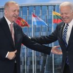 El presidente turco, Recep Tayyip Erdogan (i), saluda al presidente estadounidense Joe Biden (d) Durante una reunión a puerta cerrada en la cumbre de la OTAN, en la sede de la Organización en Bruselas, el 14 de junio de 2021. Presidencia de Turquía - HANDOUT - AGENCIA ANADOLU)