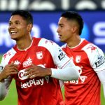 Jorge Ramos del Independiente Santa Fe  celebra después de anotar el gol de su equipo durante partido por la fecha 16 entre Independiente Santa Fe y Jaguares de Córdoba como parte de la Liga BetPlay DIMAYOR II 2021 jugado en el estadio  Nemesio Camacho El Campin de la ciudad de Bogotá. Foto: VizzorImage / Edgar Cusguen / Cotribuidor