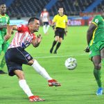 Marlon Piedrahita del Atlético Junior disputa el balón con Jhostin Medranda del Deportes  Quindío durante partido por la fecha 16 entre Atlético Junior y  Deportes Quindío como parte de la Liga BetPlay DIMAYOR II 2021 jugado en el estadio Metropolitano Roberto Meléndez  de la ciudad de Barranquilla. Foto: VizzorImage / Jesus Rico / Contribuidor