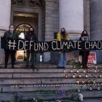Activistas climáticos crean un monumento a la luz de las velas durante una protesta frente al Banco de Inglaterra pidiendo al Reino Unido que deje de financiar proyectos de combustibles fósiles durante el día de acción global 'Defund Climate Chaos' dirigido a las empresas de banca, seguros e inversión de la City de Londres en Londres, Reino Unido el 29 de octubre, 2021. (Wiktor Szymanowicz - Agencia Anadolu)