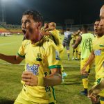 John Hernández del Bucaramanga celebra después de anotar el primer gol de su equipo durante partido por la fecha 19 de la Liga BetPlay DIMAYOR II 2021 entre Atlético Bucaramanga y Envigado F.C. jugado en el estadio Alfonso López de la ciudad de Bucaramanga. Foto: VizzorImage / Jaime Moreno / Cont